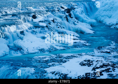 Gullfoss im Winter mit dem gefrorenen Wasserfall im Fluss Canyon Hvítá, Südwest Island Stockfoto