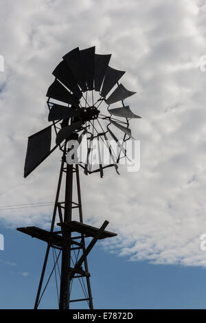 Silhouette Schuss einer australischen Windkraftanlage Stockfoto