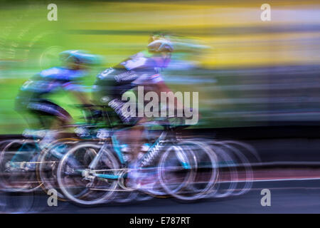 Tour of Britain verschwommene Straßenrennräder, Radsport-Bewegungsunschärfe, Karbon-Fahrradrahmen, Monocoque-Composite-Fahrradrahmen; schnelle Radfahrer Rennen mit Geschwindigkeit, Biker in Bewegung Liverpool, Merseyside, Großbritannien Stockfoto