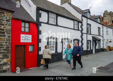 Fußgänger zu Fuß vorbei an das kleinste Haus in Großbritannien Stockfoto