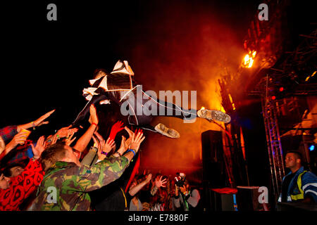 Glastonbury Festival 2014. Die Hölle-Bühne im Shangri-La. Herr Bruce von der Correspondants Crowdsurfing Stockfoto