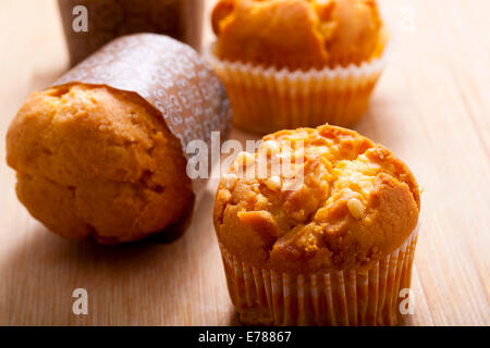 Mais-Muffins auf Kicthen Brett. Stockfoto