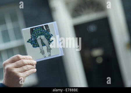 Westminster London, UK. 9. September 2014. Eine Postkarte mit einem Mann Rückseite in ein Tartan außerhalb 10 Downing Street. Einige Umfragen setzen die ja-Kampagne voran Ith 9 Tage bis zu den schottischen Unabhängigkeitsreferendum am 18. September Stockfoto