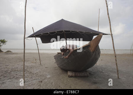 Munshigonj, Bangladesch. 9. September 2014. Opfer der Bank Erosion Flusslandschaft am Padma Fluß. Bangladesch gehört zu den am dichtesten bevölkerten Länder der Welt mit 32 % Küstengebiet, das 47.211 Quadratkilometern ist, 35 Millionen Menschen Leben an der Küste die 28 % der Gesamtbevölkerung ist. Entsprechend den Spezialist Entwicklungstätigkeiten der Menschheit vor allem, der Ausbeutung und Verschmutzung der Wasserressource und Biodiversität die Risiken von Katastrophen durch klimatische Veränderungen wie Flusserosion gestiegen. Bildnachweis: ZUMA Press, Inc./Alamy Live-Nachrichten Stockfoto