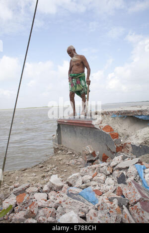 Munshigonj, Bangladesch. 9. September 2014. Bankkreis Erosion Fluss Padma Fluss. Bangladesch gehört zu den am dichtesten bevölkerten Länder der Welt mit 32 % Küstengebiet, das 47.211 Quadratkilometern ist, 35 Millionen Menschen Leben an der Küste die 28 % der Gesamtbevölkerung ist. Entsprechend den Spezialist Entwicklungstätigkeiten der Menschheit vor allem, der Ausbeutung und Verschmutzung der Wasserressource und Biodiversität die Risiken von Katastrophen durch klimatische Veränderungen wie Flusserosion gestiegen. Bildnachweis: ZUMA Press, Inc./Alamy Live-Nachrichten Stockfoto