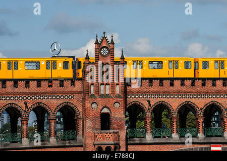 Ein U-Bahn-Zug überquert die Oberbaumbrücke in Berlin, Deutschland, 9. September 2014. Foto: PAUL ZINKEN/dpa Stockfoto