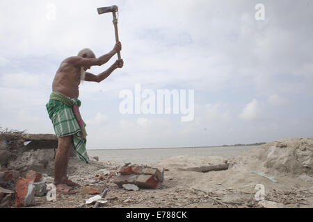 Munshigonj, Bangladesch. 9. September 2014. Bankkreis Erosion Fluss Padma Fluss. Bangladesch gehört zu den am dichtesten bevölkerten Länder der Welt mit 32 % Küstengebiet, das 47.211 Quadratkilometern ist, 35 Millionen Menschen Leben an der Küste die 28 % der Gesamtbevölkerung ist. Entsprechend den Spezialist Entwicklungstätigkeiten der Menschheit vor allem, der Ausbeutung und Verschmutzung der Wasserressource und Biodiversität die Risiken von Katastrophen durch klimatische Veränderungen wie Flusserosion gestiegen. Bildnachweis: ZUMA Press, Inc./Alamy Live-Nachrichten Stockfoto