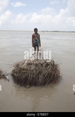 Munshigonj, Bangladesch. 9. September 2014. Kinder der Bank Erosion Flusslandschaft am Padma Fluß. Bangladesch gehört zu den am dichtesten bevölkerten Länder der Welt mit 32 % Küstengebiet, das 47.211 Quadratkilometern ist, 35 Millionen Menschen Leben an der Küste die 28 % der Gesamtbevölkerung ist. Entsprechend den Spezialist Entwicklungstätigkeiten der Menschheit vor allem, der Ausbeutung und Verschmutzung der Wasserressource und Biodiversität die Risiken von Katastrophen durch klimatische Veränderungen wie Flusserosion gestiegen. Bildnachweis: ZUMA Press, Inc./Alamy Live-Nachrichten Stockfoto