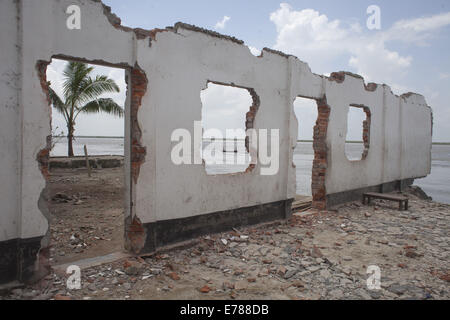 Munshigonj, Bangladesch. 9. September 2014. Gebäude der Bank Erosion Flusslandschaft am Padma Fluß. Bangladesch gehört zu den am dichtesten bevölkerten Länder der Welt mit 32 % Küstengebiet, das 47.211 Quadratkilometern ist, 35 Millionen Menschen Leben an der Küste die 28 % der Gesamtbevölkerung ist. Entsprechend den Spezialist Entwicklungstätigkeiten der Menschheit vor allem, der Ausbeutung und Verschmutzung der Wasserressource und Biodiversität die Risiken von Katastrophen durch klimatische Veränderungen wie Flusserosion gestiegen. Bildnachweis: ZUMA Press, Inc./Alamy Live-Nachrichten Stockfoto