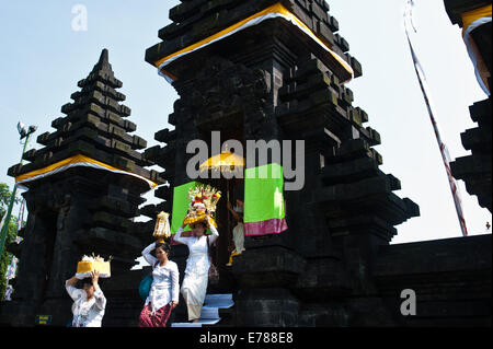 Jakarta, Indonesien. 9. September 2014. Hindu Personenbeförderung zeremonielle Utensilien während einer Zeremonie der Pujawali in Bogor der Provinz West-Java, Indonesien, 9. September 2014. Pujawali ist eine hinduistische rituelle Zeremonie anlässlich Parahyangan Agung Jagatkartta Taman Sari Berg Salak, der zweitgrößte Pura (Hindu Haus der Anbetung) nach Pura Besakih auf Bali. Bildnachweis: Veri Sanovri/Xinhua/Alamy Live-Nachrichten Stockfoto