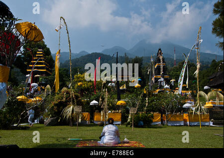 Jakarta, Indonesien. 9. September 2014. Eine Hindu-Frau betet während einer Zeremonie der Pujawali in Bogor der Provinz West-Java, Indonesien, 9. September 2014. Pujawali ist eine hinduistische rituelle Zeremonie anlässlich Parahyangan Agung Jagatkartta Taman Sari Berg Salak, der zweitgrößte Pura (Hindu Haus der Anbetung) nach Pura Besakih auf Bali. Bildnachweis: Veri Sanovri/Xinhua/Alamy Live-Nachrichten Stockfoto