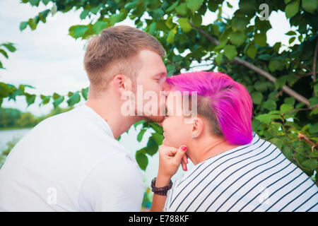Nahaufnahme von einem jungen Paar küssen Stockfoto