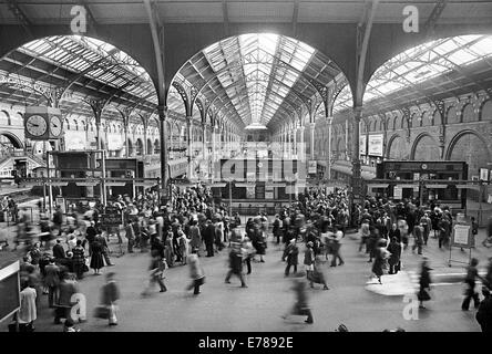 Rush Hour an der Liverpool Street Station. Vor der Modernisierung im Jahr 1985 begann. Liverpool Street bietet Dienstleistungen von der Ea und Stockfoto