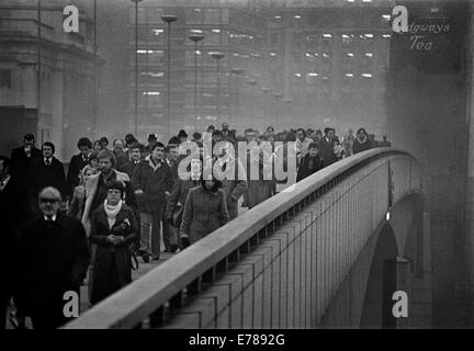 Pendler auf 17:30 verlassen die Stadt London Brücke, winter 1976. London Bridge, eröffnet im Jahre 1973, ist ein b Stockfoto