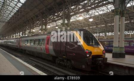 Trainieren Sie mit modernen Diesel Lokomotive und Passagier Wagen am Bahnsteig im Bahnhof Manchester, England Stockfoto