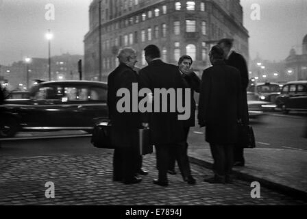 Pendler an einem nebligen Abend vor Bahnhof Charing Cross, London. Stockfoto