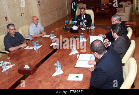 Tripoli, Libyen. 9. September 2014. Libyens Islamisten unterstützt Ministerpräsident Omar al-Hasi (C) befasst sich mit eine Sitzung nach der ausgehenden allgemeine nationale Kongress (GNC) Vertrauen in das neue Kabinett gewährt, die unter der Leitung von Omar al-Hasi und bestehend aus 19 Ministerien und drei obersten Räte in Tripolis, Libyen, am 8. September 2014. Libyens Ex-Parlament hat am Montag formal islamistischen unterstützte Regierung in der Hauptstadt Tripoli ermächtigt. Bildnachweis: Xinhua/Alamy Live-Nachrichten Stockfoto