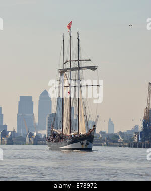 Royal Greenwich Tall Ships 2014- Tagesausflüge auf 'Oosterschelde' - Klasse A Tall Ship von den Niederlanden auf dem Weg nach Royal Arsenal Woolwich mit Wahrzeichen Thames Barrier und Canary Wharf/Docklands dahinter - London, England, UK Stockfoto