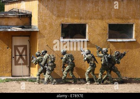 Oleszno, Polen 9. September 2014 Nobel Schwert-14 NATO international Special-Forces-Übung im Land zwingt Schulungszentrum in Oleszno. beteiligen sich 15 Länder in "edle Schwert-14': Kroatien, Estland, Frankreich, Niederlande, Litauen, Deutschland, Norwegen, Polen, Slowakei, Slowenien, die USA, Türkei, Ungarn, Großbritannien und Italien. Polnische Spezialeinheiten Anti-Separatisten Training Credit: Michal Fludra/Alamy Live News Stockfoto