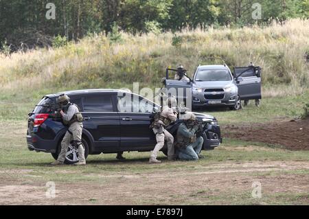 Oleszno, Polen 9. September 2014 Nobel Schwert-14 NATO international Special-Forces-Übung im Land zwingt Schulungszentrum in Oleszno. beteiligen sich 15 Länder in "edle Schwert-14': Kroatien, Estland, Frankreich, Niederlande, Litauen, Deutschland, Norwegen, Polen, Slowakei, Slowenien, die USA, Türkei, Ungarn, Großbritannien und Italien. Polnische Spezialeinheiten Anti-Separatisten Training Credit: Michal Fludra/Alamy Live News Stockfoto