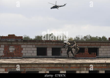 Oleszno, Polen 9. September 2014 Nobel Schwert-14 NATO international Special-Forces-Übung im Land zwingt Schulungszentrum in Oleszno. beteiligen sich 15 Länder in "edle Schwert-14': Kroatien, Estland, Frankreich, Niederlande, Litauen, Deutschland, Norwegen, Polen, Slowakei, Slowenien, die USA, Türkei, Ungarn, Großbritannien und Italien. Polnische Spezialeinheiten Anti-Separatisten Training Credit: Michal Fludra/Alamy Live News Stockfoto