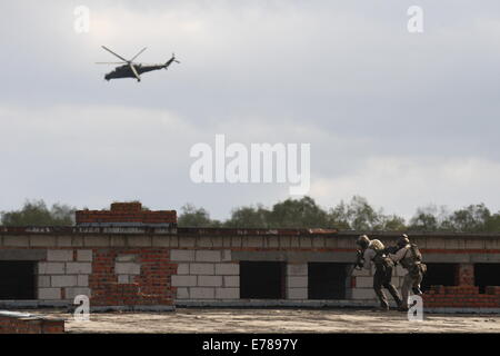 Oleszno, Polen 9. September 2014 Nobel Schwert-14 NATO international Special-Forces-Übung im Land zwingt Schulungszentrum in Oleszno. beteiligen sich 15 Länder in "edle Schwert-14': Kroatien, Estland, Frankreich, Niederlande, Litauen, Deutschland, Norwegen, Polen, Slowakei, Slowenien, die USA, Türkei, Ungarn, Großbritannien und Italien. Polnische Spezialeinheiten Anti-Separatisten Training Credit: Michal Fludra/Alamy Live News Stockfoto