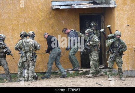 Oleszno, Polen 9. September 2014 Nobel Schwert-14 NATO international Special-Forces-Übung im Land zwingt Schulungszentrum in Oleszno. beteiligen sich 15 Länder in "edle Schwert-14': Kroatien, Estland, Frankreich, Niederlande, Litauen, Deutschland, Norwegen, Polen, Slowakei, Slowenien, die USA, Türkei, Ungarn, Großbritannien und Italien. Polnische Spezialeinheiten Anti-Separatisten Training Credit: Michal Fludra/Alamy Live News Stockfoto