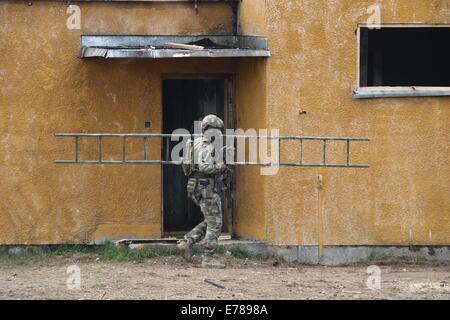 Oleszno, Polen 9. September 2014 Nobel Schwert-14 NATO international Special-Forces-Übung im Land zwingt Schulungszentrum in Oleszno. beteiligen sich 15 Länder in "edle Schwert-14': Kroatien, Estland, Frankreich, Niederlande, Litauen, Deutschland, Norwegen, Polen, Slowakei, Slowenien, die USA, Türkei, Ungarn, Großbritannien und Italien. Polnische Spezialeinheiten Anti-Separatisten Training Credit: Michal Fludra/Alamy Live News Stockfoto