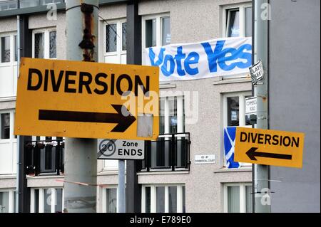 Glasgow, Schottland, 9. September 2014. Fahnen und Banner in einem Fenster in Glasgows Gorbals verkünden Unterstützung für eine Abstimmung mit "Ja" als die schottische Unabhängigkeit Referendum Ansätze. Abstimmen, ob Schottland ein unabhängiges Land sein sollte findet statt am 18. September 2014 Credit: Tony Clerkson/Alamy Live News Stockfoto