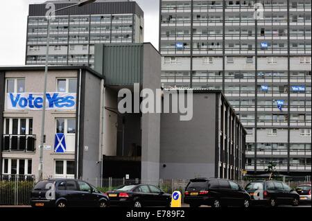 Glasgow, Schottland, 9. September 2014. Plakate, Fahnen und Banner unter Windows auf einem Wohnblock in Glasgows Gorbals verkünden Unterstützung für eine Abstimmung mit "Ja" als die schottische Unabhängigkeit Referendum Ansätze. Abstimmen, ob Schottland ein unabhängiges Land sein sollte findet statt am 18. September 2014 Credit: Tony Clerkson/Alamy Live News Stockfoto