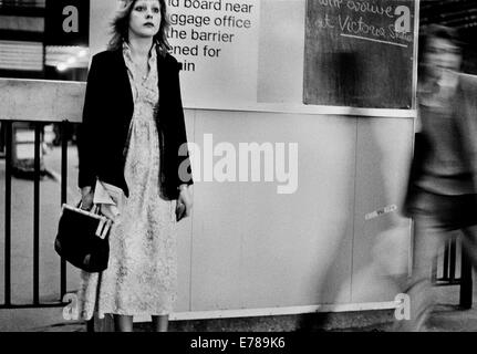 Mädchen warten auf einen Freund an der verkehrsreichsten Bahnhof Waterloo, Großbritannien, London Stockfoto