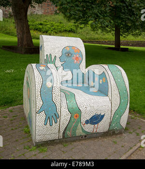 Street-Art, Sitzgelegenheiten im öffentlichen Park, Sessel mit bunten Mosaik-Fliesen und lächelndes Gesicht Design in Carlisle, England erstellt Stockfoto