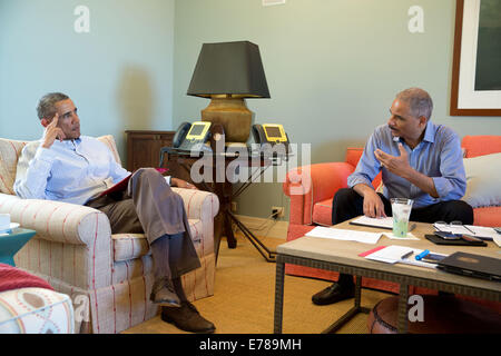 Präsident Barack Obama spricht mit Justizminister Eric Holder, die Situation in Ferguson, Missouri, in Chilmark, Martha's Vineyard, Massachusetts, 14. August 2014 zu diskutieren. Stockfoto