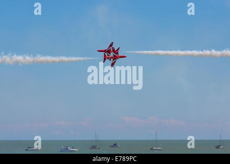 Red Arrows Luftfahrzeuge in einer Airshow Eastbourne 2014 übergeben. Stockfoto