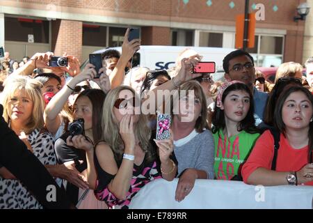 Toronto, Kanada. 08. Sep, 2014. Zuschauer bei der Premiere von "Kuchen" während der 39. Toronto International Film Festival (TIFF) in Toronto, Kanada, 8. September 2014. Foto: Hubert Boesl Live News WIRE SERVICE/Dpa/Alamy Stockfoto