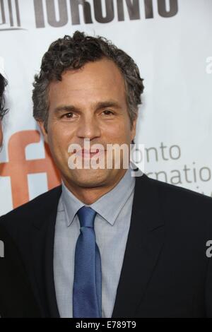 Toronto, Kanada. 08. Sep, 2014. Schauspieler Mark Ruffalo stellt bei der Premiere von "Foxcatcher" während der 39. Toronto International Film Festival (TIFF) in Toronto, Kanada, 8. September 2014. Foto: Hubert Boesl Live News WIRE SERVICE/Dpa/Alamy Stockfoto