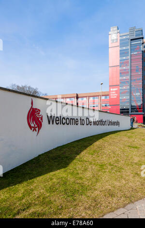 Willkommen Sie bei De Montfort University Schild mit Edith-Murphy-Haus im Hintergrund, Leicester, England, UK Stockfoto