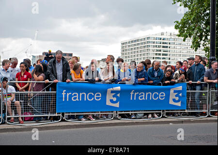Massen warten auf die Ankunft der Tour de France 2014 Radfahrer in London Stockfoto