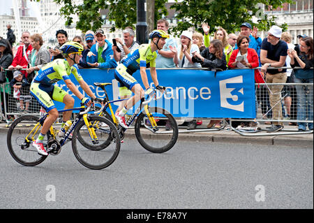 Rafal Majka (L) und Kristian Karen an der Uferstraße, London während der 2014 Tour de France Stockfoto