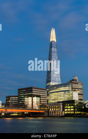 Eine Langzeitbelichtung Nachtszene der Shard und London Bridge entlang der Themse in London, England Stockfoto
