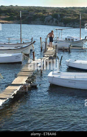 Lokale Fischer am alten hölzernen Pier, Sanitja, in der Nähe von Fornells, Menorca, Spanien Stockfoto