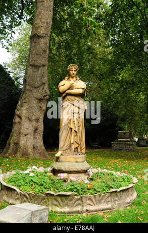 Statue von Euterpe. Terrakotta-Figur der Muse der Instrumentalmusik, St.-Georgs-Garten, Bloomsbury, Camden, London, England Stockfoto