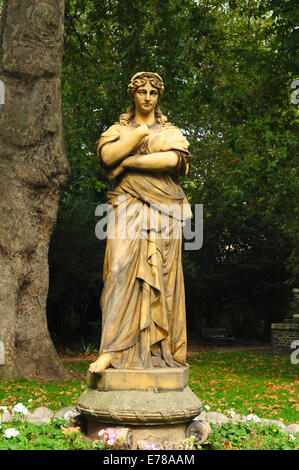 Statue von Euterpe. Terrakotta-Figur der Muse der Instrumentalmusik, St.-Georgs-Garten, Bloomsbury, Camden, London, England Stockfoto