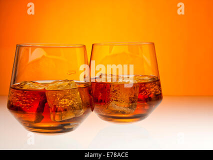 Zwei Gläser mit Whiskey auf den Felsen Stockfoto