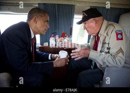 US-Präsident Barack Obama spricht mit WWII Veteran Kenneth (Rock) Merritt an Bord Marine One nach dem Auslaufen der 70. französisch-amerikanischen d-Day Gedenkfeier an der Normandie amerikanischen Friedhof und Denkmal 6. Juni 2014 in Colleville-Sur-Mer, Frankreich. Stockfoto