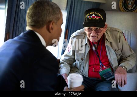 US-Präsident Barack Obama spricht mit WWII Veteran Kenneth (Rock) Merritt an Bord Marine One nach dem Auslaufen der 70. französisch-amerikanischen d-Day Gedenkfeier an der Normandie amerikanischen Friedhof und Denkmal 6. Juni 2014 in Colleville-Sur-Mer, Frankreich. Stockfoto