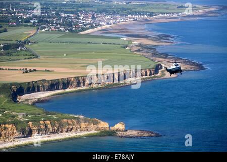 Luftaufnahme als Marine One, mit Präsident Barack Obama an Bord nähert Omaha Beach und der Normandie amerikanischen Friedhof und Denkmal für die 70. Zeremonie der französisch-amerikanischen Gedenken d-Day 6. Juni 2014 in Colleville-Sur-Mer, Frankreich. Stockfoto