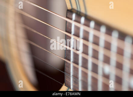 Gitarre-Detail-Makro von Saiten und Resonanzkörper. Stockfoto