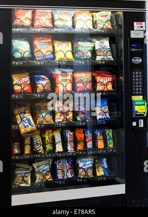 Beliebten Chips und Snacks im Automaten - USA Stockfoto