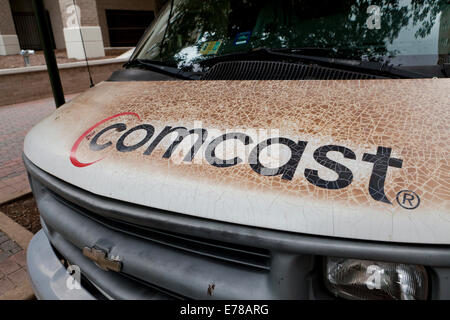 Schmutzig, abgenutzte, verblassen Comcast Logo auf Servicewagen - Arlington, Virginia, Vereinigte Staaten Stockfoto